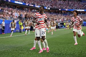 改变命运！巴洛贡母亲怀孕7个月时在美国度假 想回英国被拒绝登机